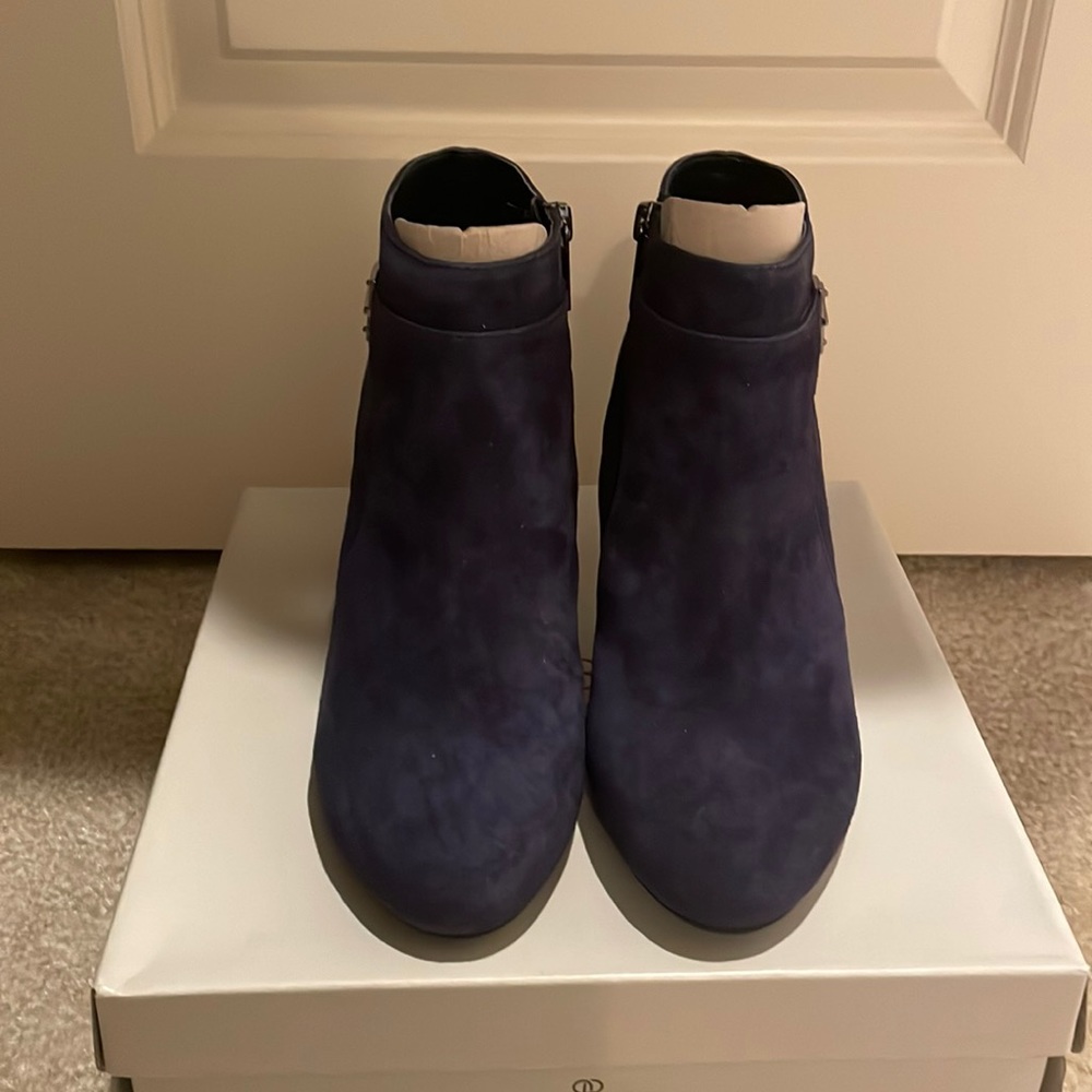 BANDILINO: Navy suede heel booties